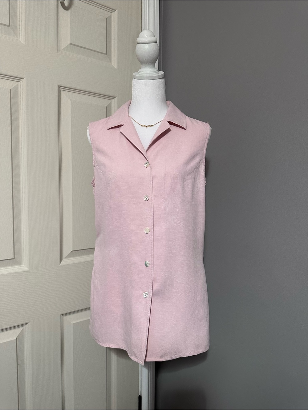 Tommy Bahama Vintage Sleeveless Button-Front Pink Blouse with slit on the sides